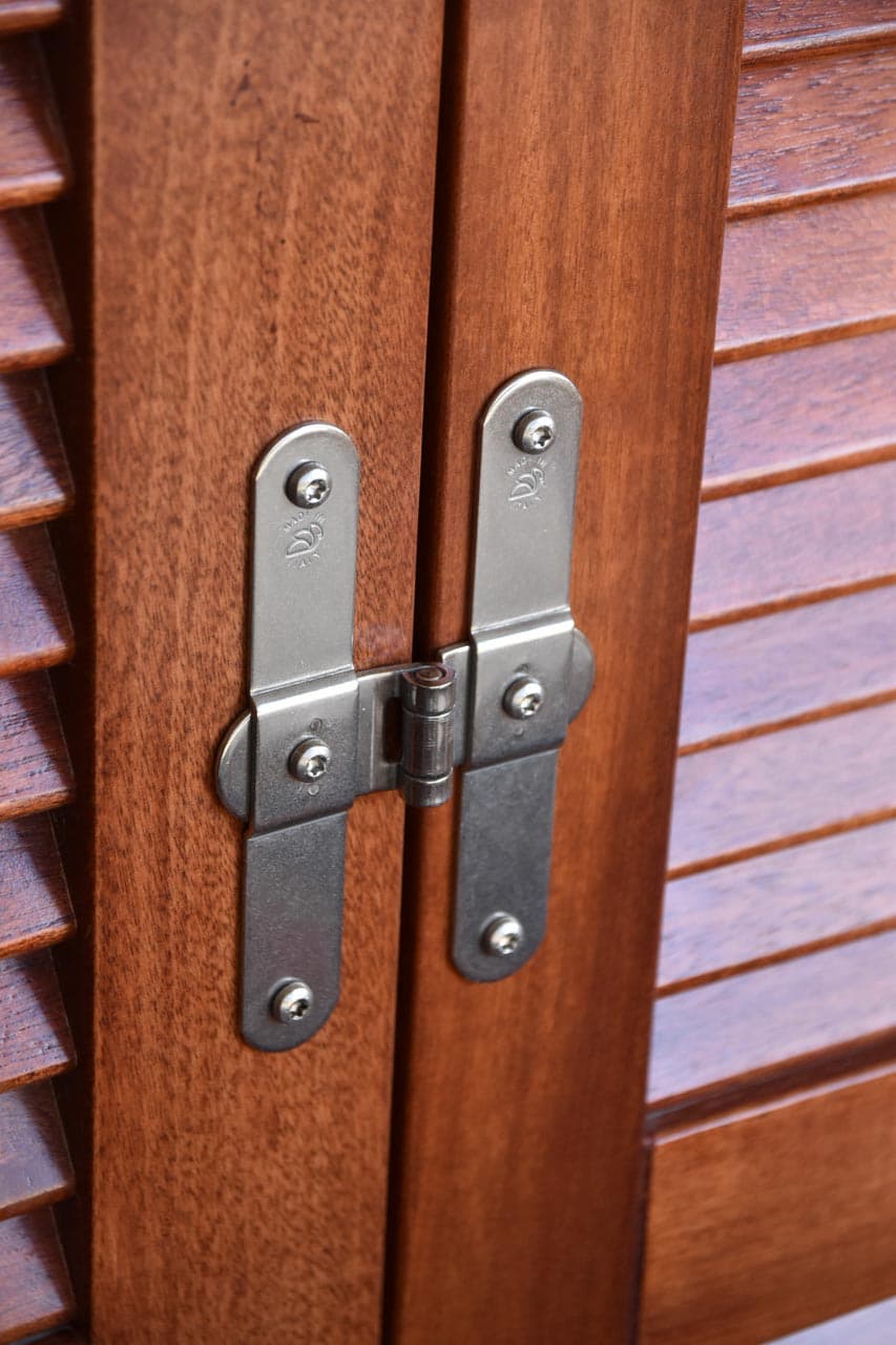 Cerniera in acciaio inox AISI 316 su scuro alla veneta in legno mogano
